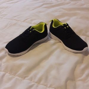 NEW Black no tie tennis shoe
